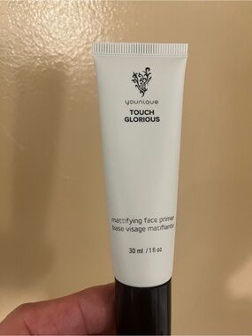 Younique Touch Glorious Mattifying Face Primer - White